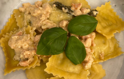 Rezept: Gefüllte Pasta mit Salbei-Lachs-Soße