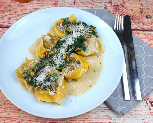 Rezept: Gefüllte Tortellacci mit Rucola-Sauce und Pinienkernen