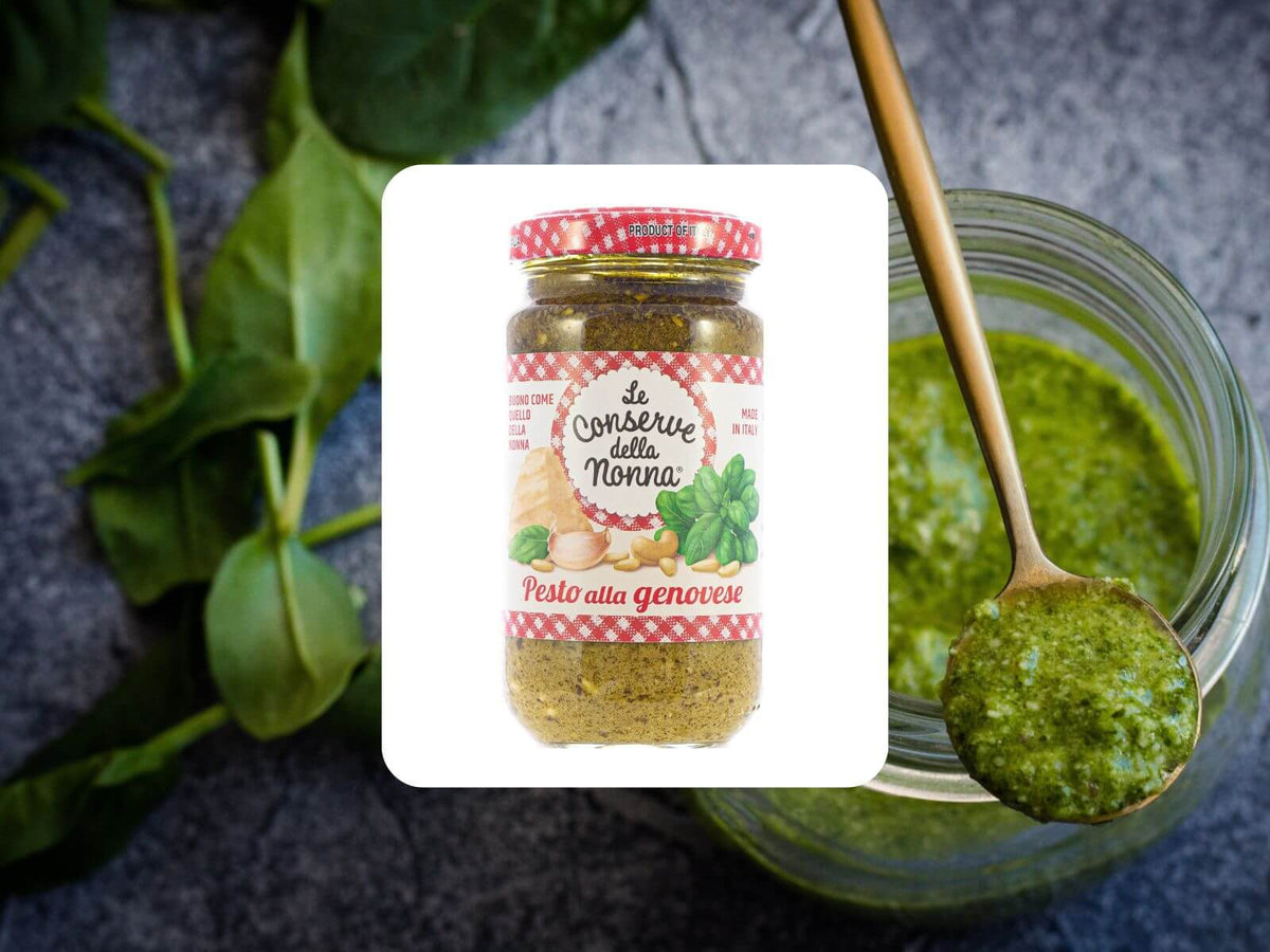 Pesto Genovese mit Basilikum, Olivenöl und Pinienkernen