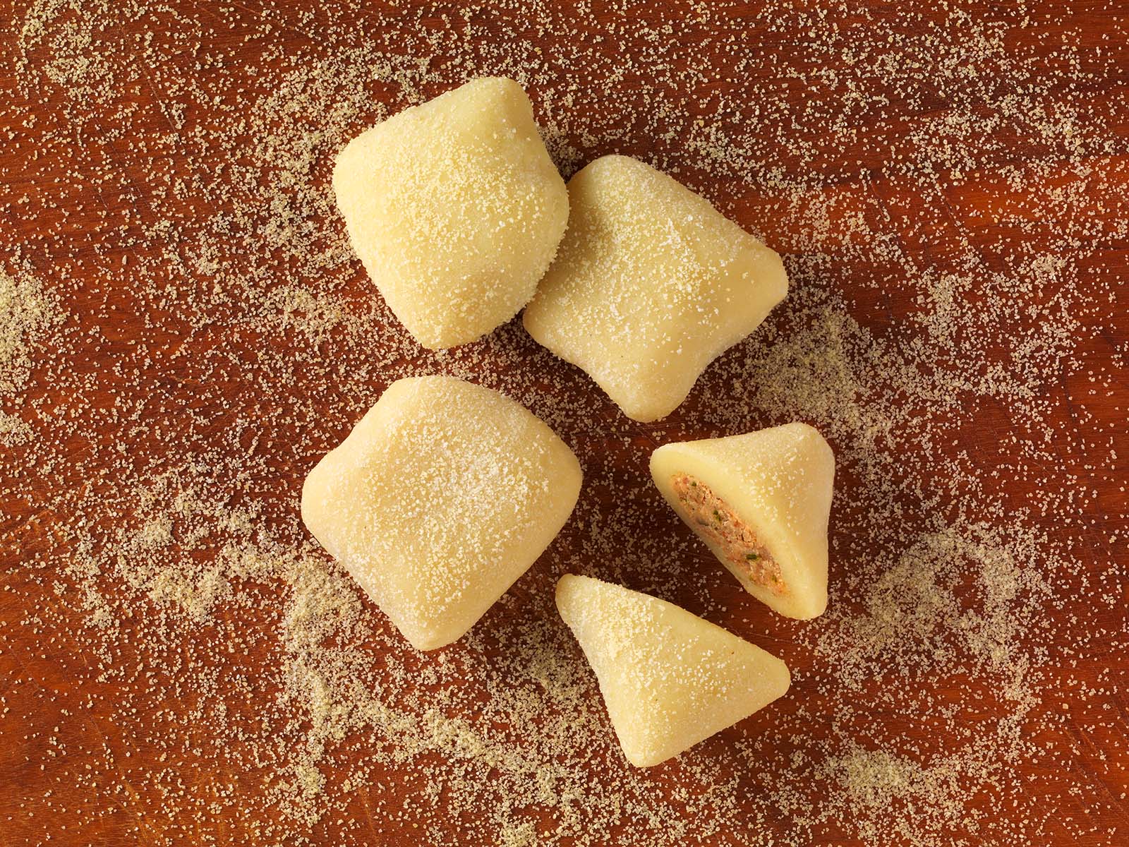 Frische italienische Gnocchi vegetarisch gefüllt auf Brett