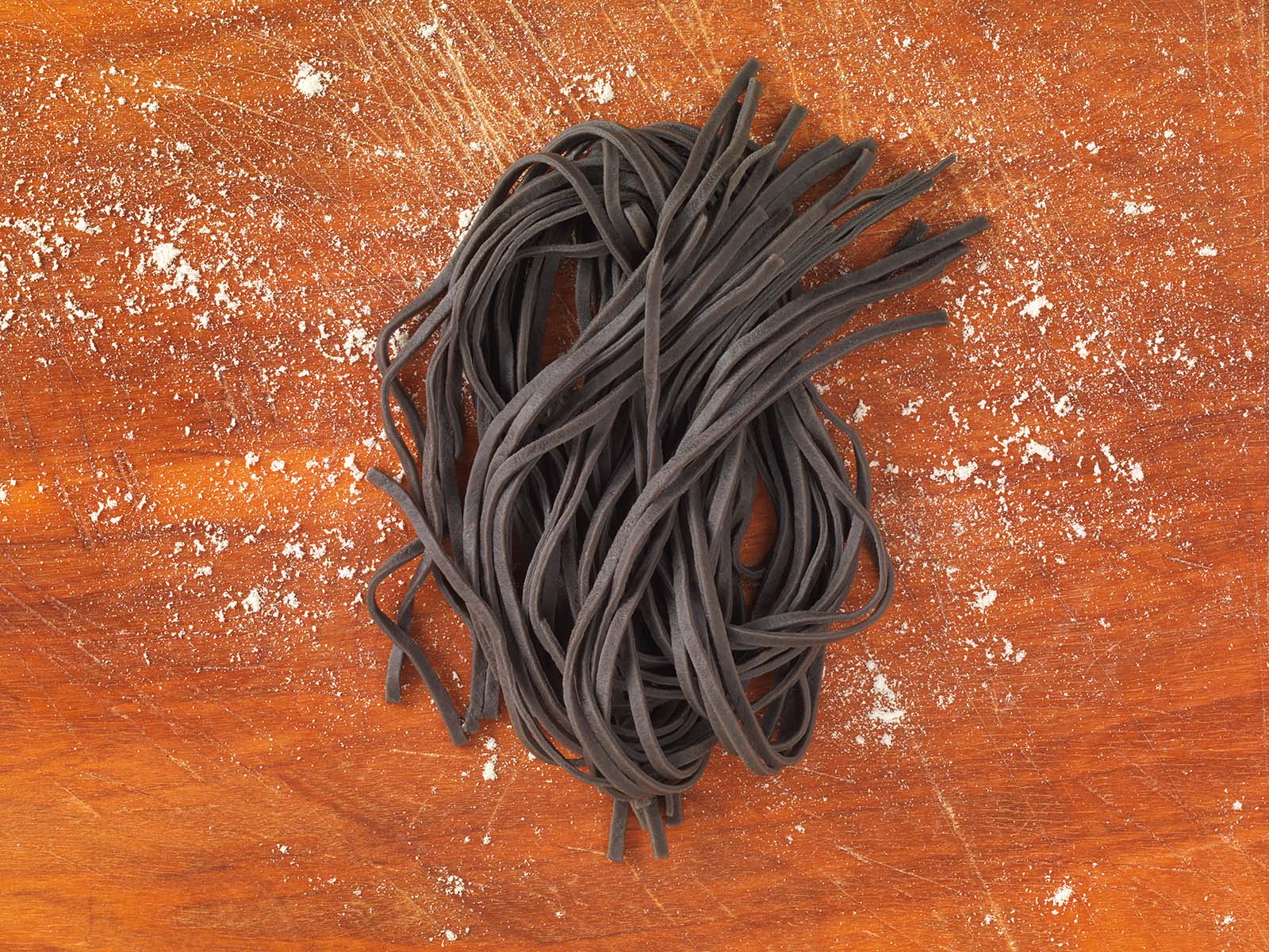 Frische Tagliolini auf Brett angerichtet