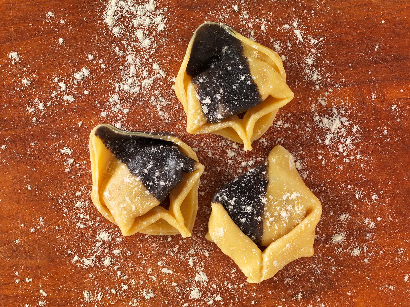 Frische gefüllte Tortellacci auf Brett angerichtet