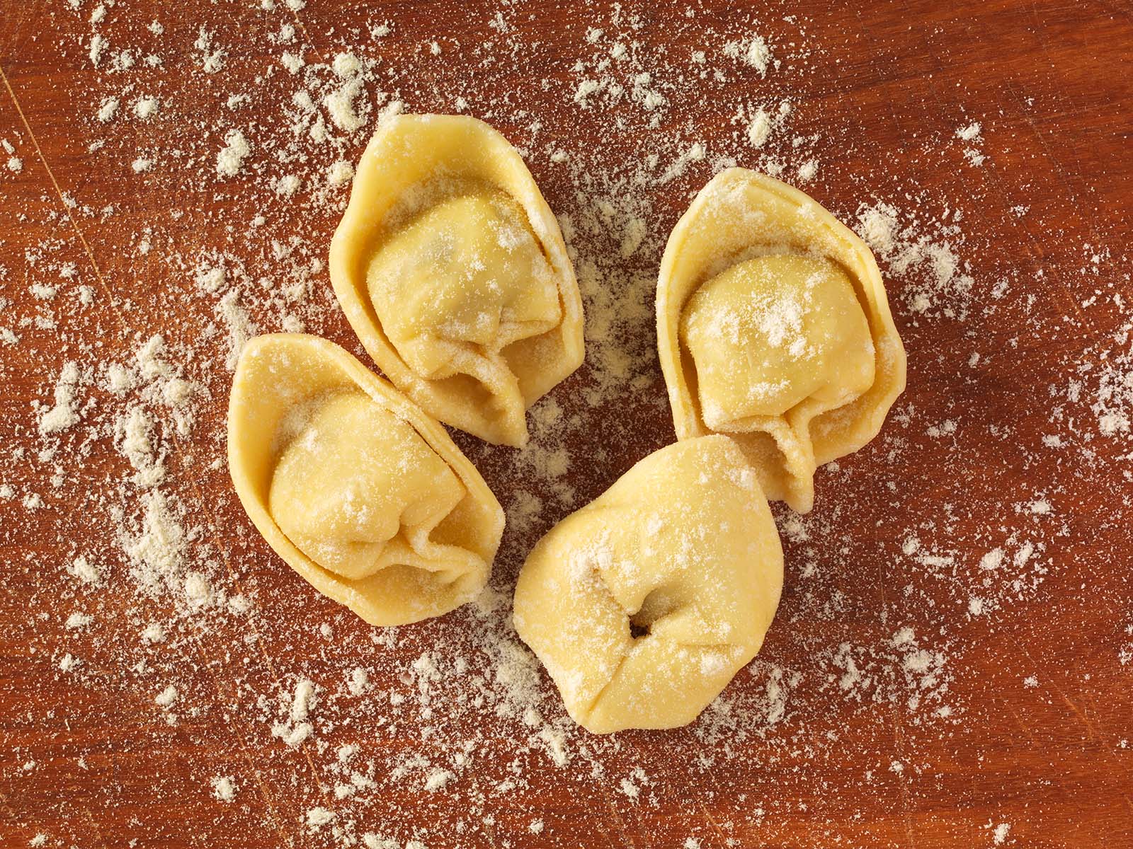 Frische gefüllte Tortelloni auf Brett angerichtet