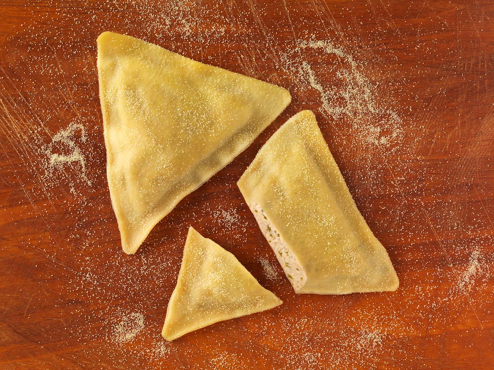 Frische gefüllte Triangolacci auf Brett angerichtet