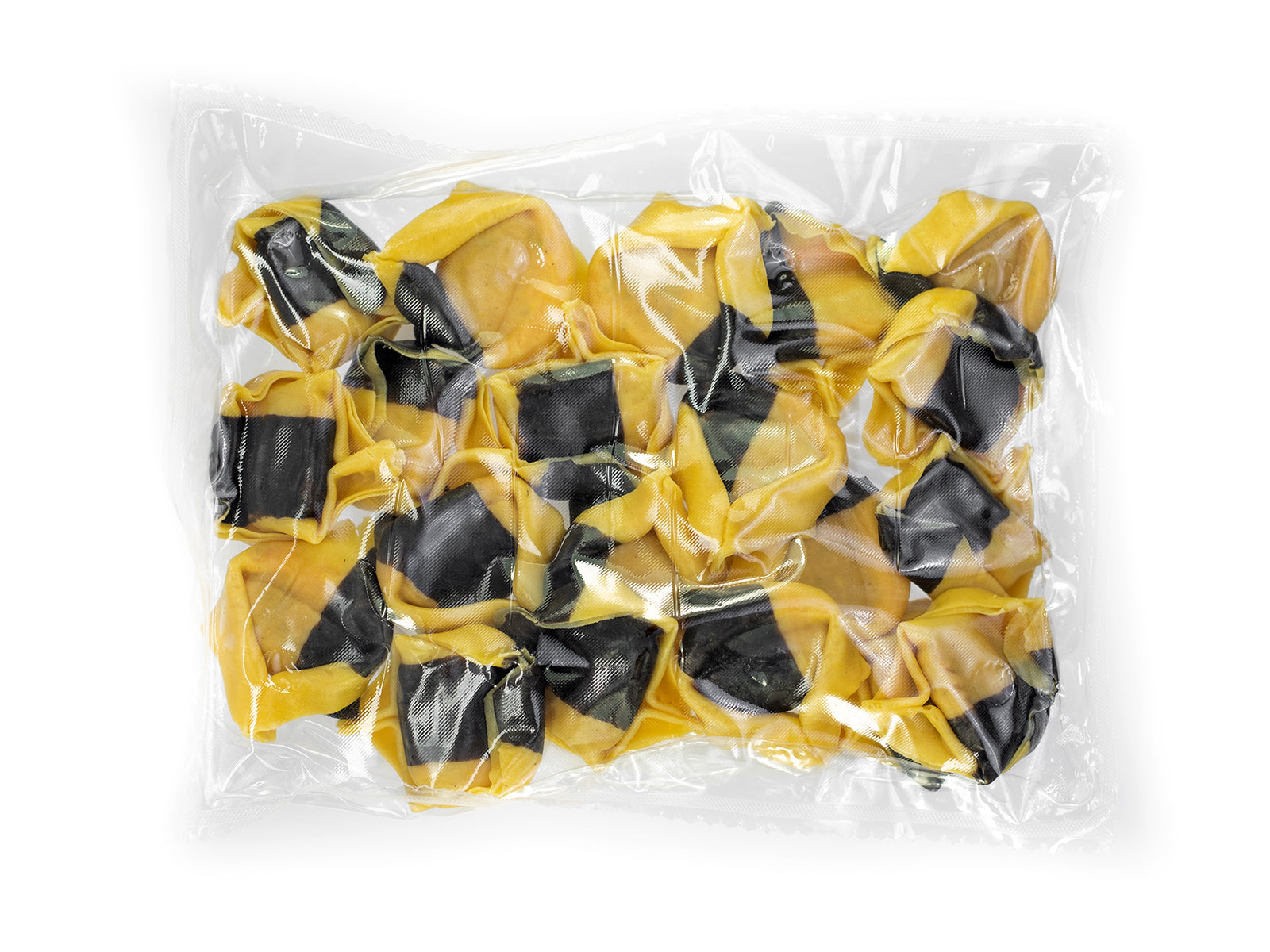 Frische schwarze Tortellacci aus der Pastamanufaktur Zia Pina in Verpackung