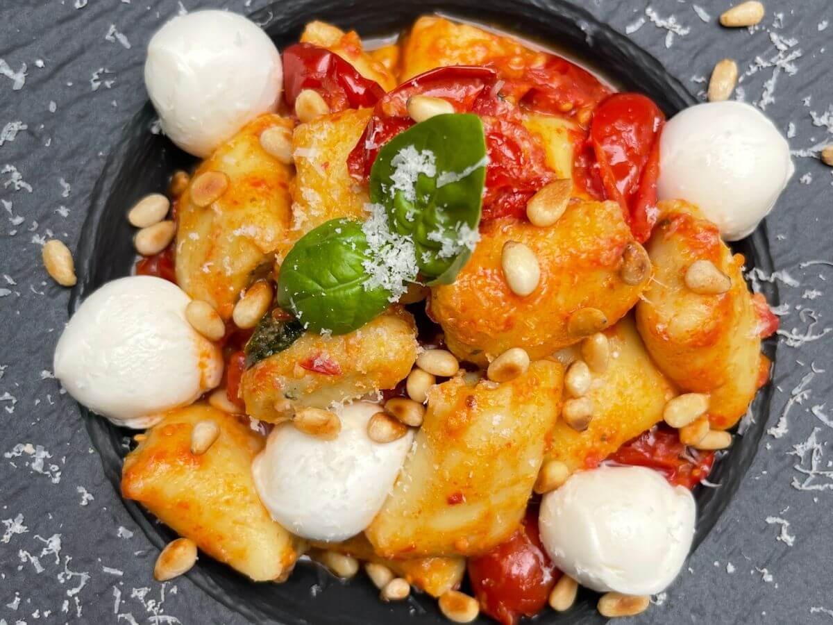 Rezept: Bärlauch-Gnocchi mit Kirschtomaten, Mozzarella & Pinienkernen