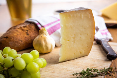 Pecorino - schmackhafter italienischer Hartkäse aus Schafsmilch