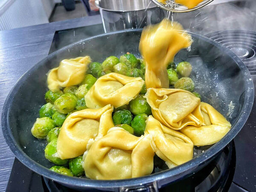 Spanferkel-Tortellacci mit Rosenkohl und Pinienkernen