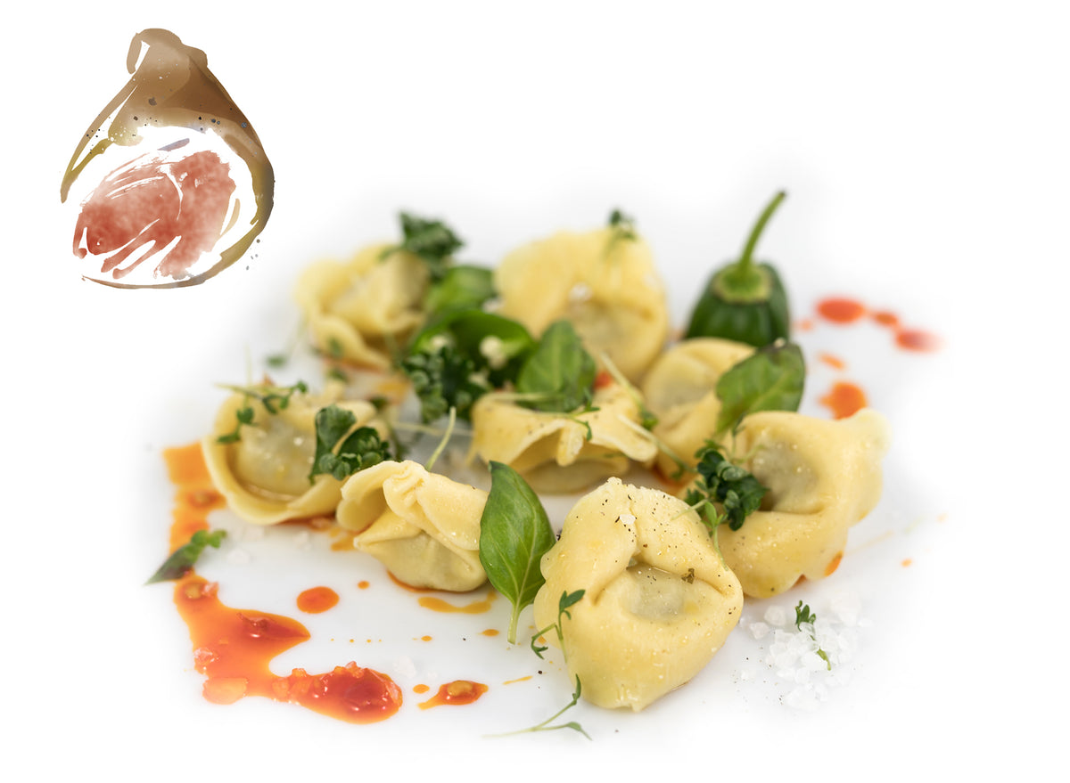 Tortelloni mit roher Landschinken-Füllung angerichtet auf Teller