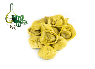 Tortelloni mit Basilikumpesto-Füllung angerichtet auf Teller