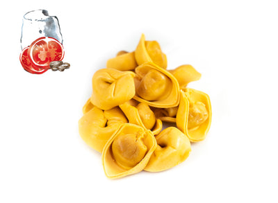 Tortelloni mit Tomatenpesto-Füllung angerichtet auf Teller