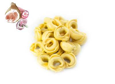 Tortellini mit Fleisch-Füllung angerichtet auf Teller