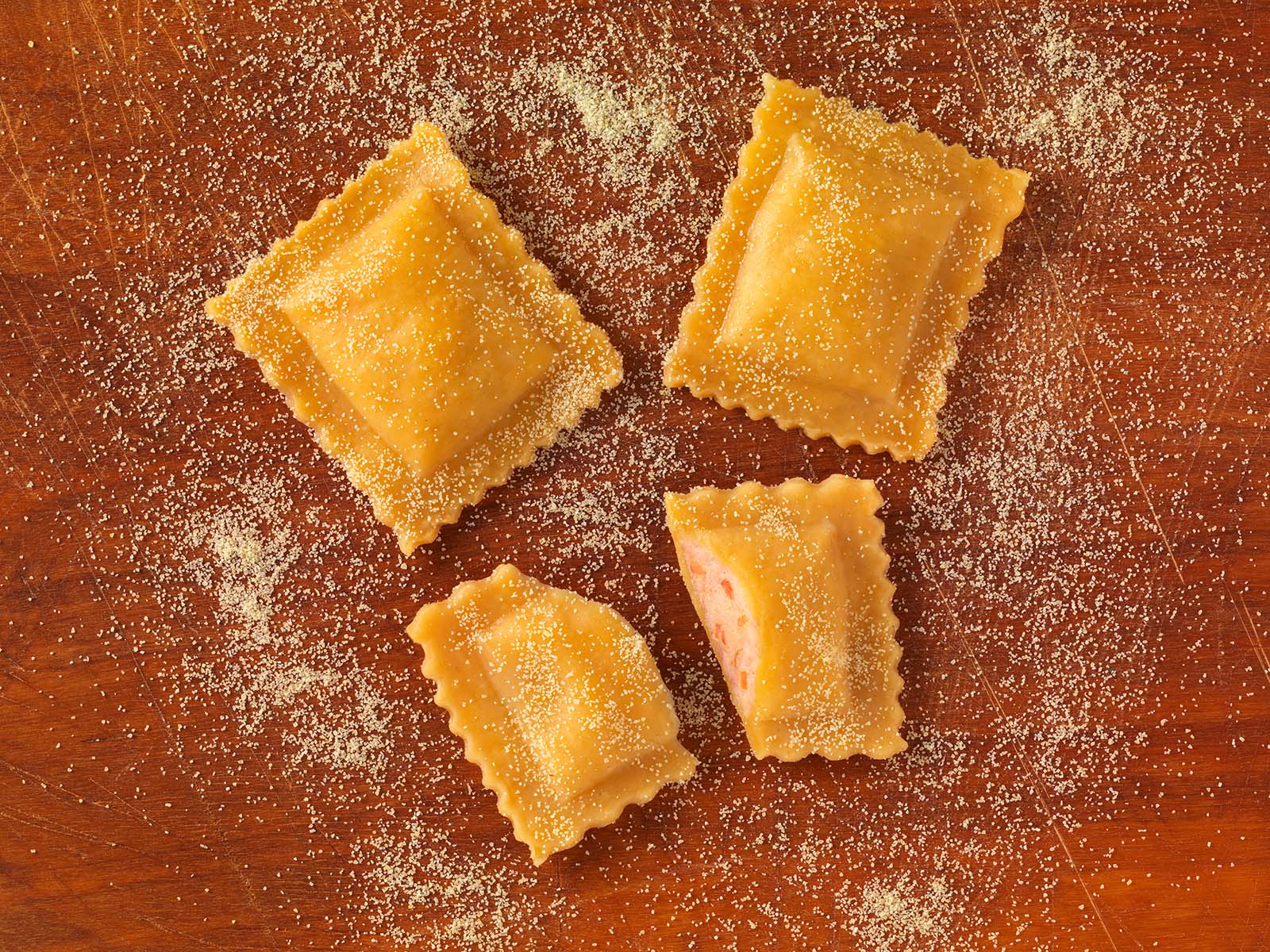 Gefüllte Agnolotti auf Brett angerichet und aufgeschnitten
