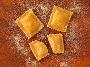 Gefüllte Agnolotti auf Brett angerichet und aufgeschnitten