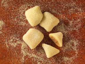 Frische italienische Gnocchi vegetarisch gefüllt auf Brett