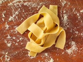 Gefüllte Pappardelle auf Brett angerichtet