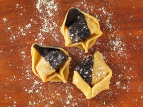Frische gefüllte Tortellacci auf Brett angerichtet
